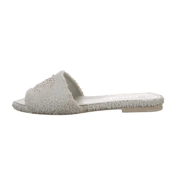 CHANEL terry cloth tweed white pearl CC Logo Sandals size 6 hard to find - Picture 3 of 3